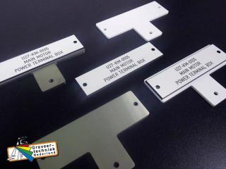 T-Bracket houder in RVS of PVC met kunststof graveer label plaatje